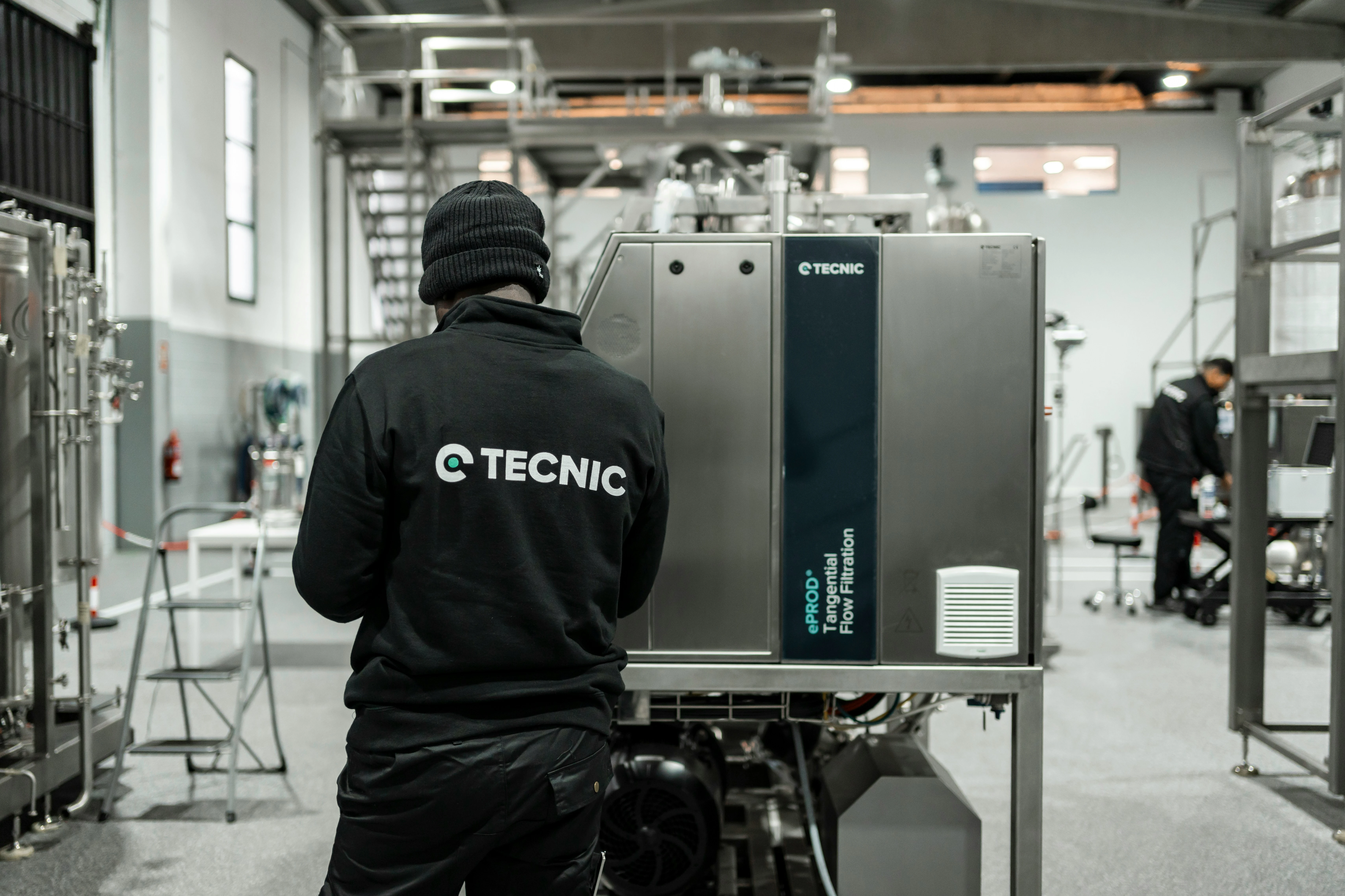 Técnico revisando tableros eléctricos industriales